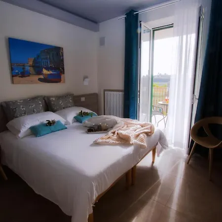 Casa Borgo Regina - Bari Puglia Bed and Breakfast 4*